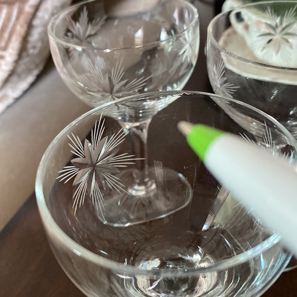 Set Of 3 Vintage Starburst Stem Glasses. - Picture 4 of 5